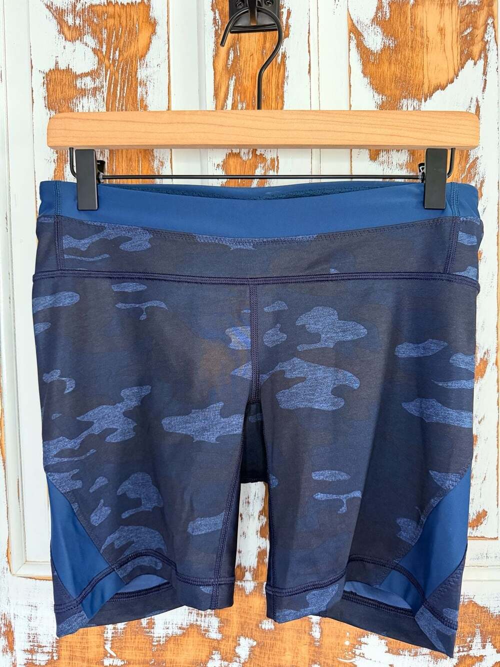Lululemon Clip-In Shorts Lotus Camo Oil Slick Blue Size 4 7” Inseam